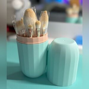 NEW Collection of 18 makeup brushes in a baby blue plastic travel case
